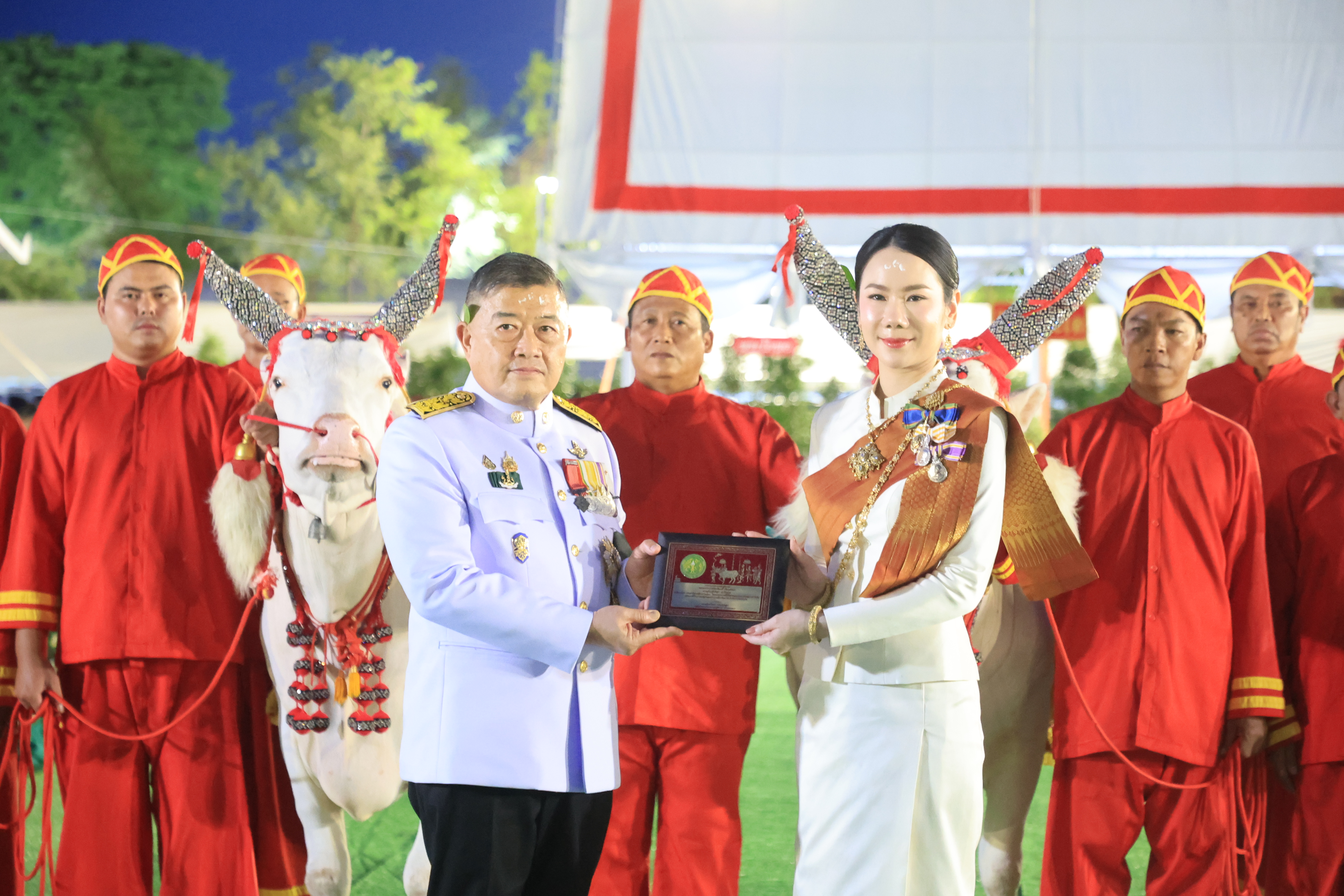 title - ปลัดเกษตรฯ ผู้ทำหน้าที่พระยาแรกนา พร้อมด้วยเทพีคู่หาบทองและเทพีคู่หาบเงิน ทำพิธีล้างมือพระยาแรกนา และเจิมหน้าพระโค